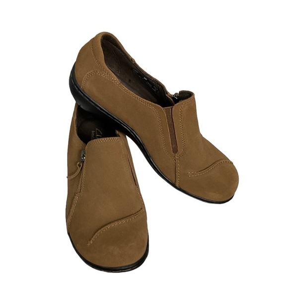 Clarks Bendables Tan Suede Side Zip Wedge Loafer Shoes 64890 Womens 6W - Picture 1 of 11